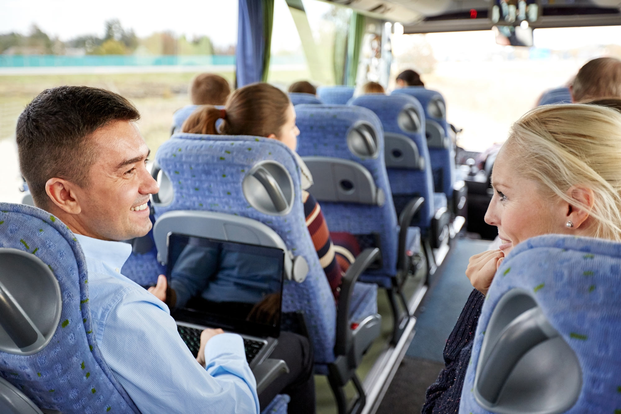 En buss med passagerare