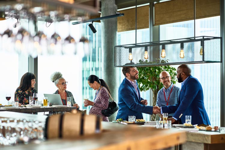 Personer minglar på en restaurang